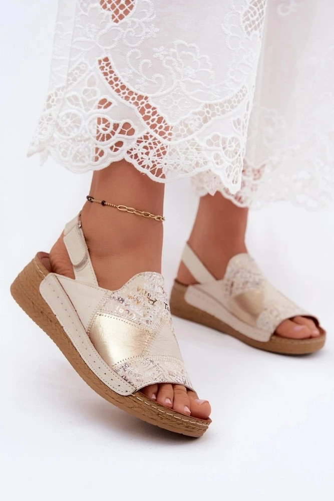 Natūralios odos basutės su platforma ir lipduku Step in style