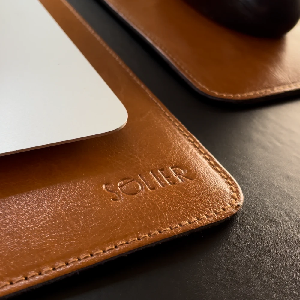 Solier Accessories Natūralios odos nešiojamojo kompiuterio kilimėlis Solier SA43