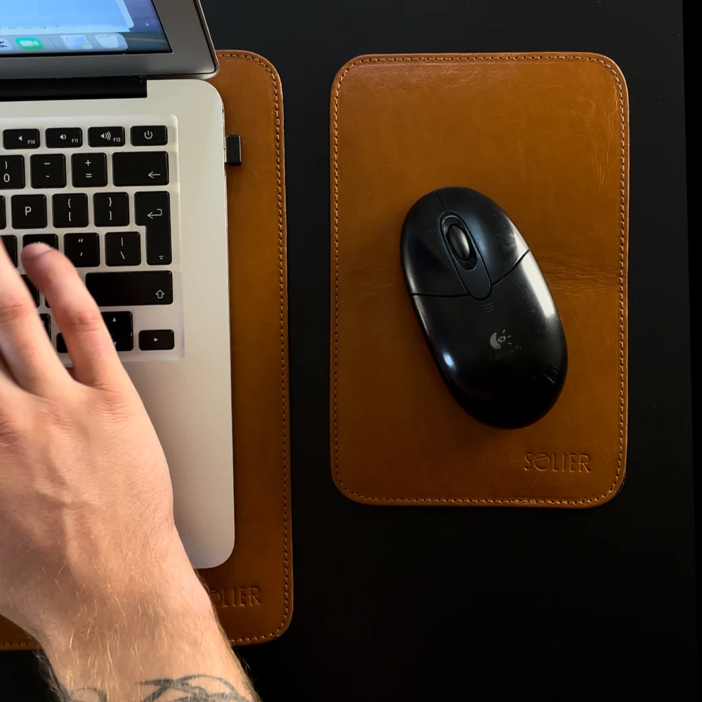 Solier Accessories Natūralios odos nešiojamojo kompiuterio kilimėlis Solier SA43