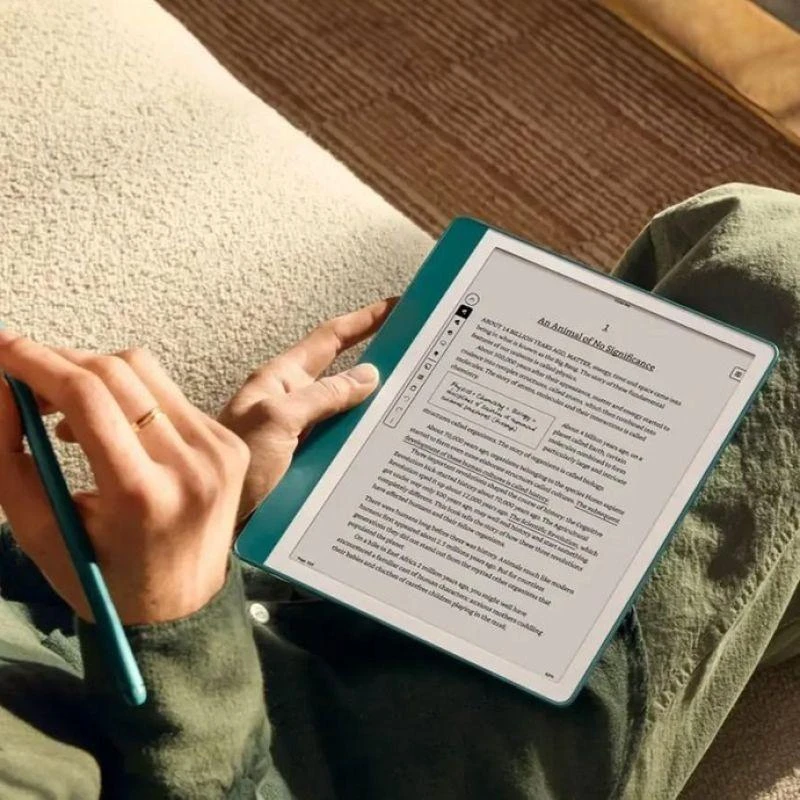 Amazon Kindle Naujasis „Kindle Scribe“ el. knyga – 2024 m. išleidimas, 10,2 colio ekranas su akinimo efektu, 64 GB talpos „Wi-Fi“ ryšiu (be užrakinimo ekrano reklamų) ir „Premium Pen Jade“ rašikliu.