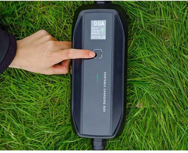 Nešiojamas elektromobilių įkroviklis Extralink BS-PCD030, 16A, 3.6kW, Schuko, 1 fazė, 5.5m, LCD ekranas, IP67