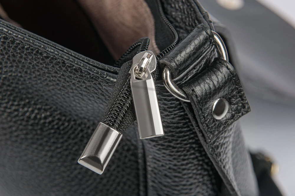 Odinė rankinė per petį juoda