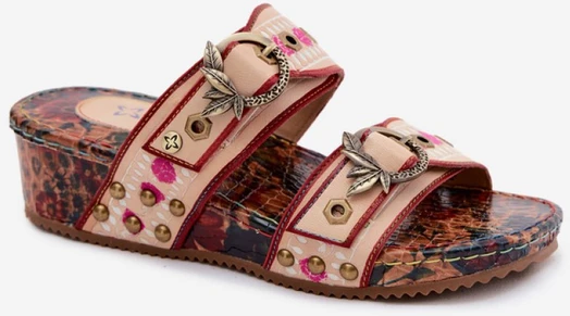 Odinės basutės su dekoratyvinėmis sagtimis Step in style