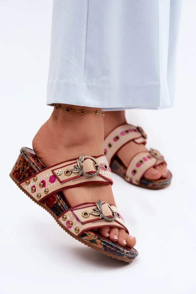 Odinės basutės su dekoratyvinėmis sagtimis Step in style