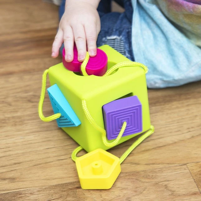 Fat Brain Toys FAT BRAINS atradimų kubas Oombee, FA120-1