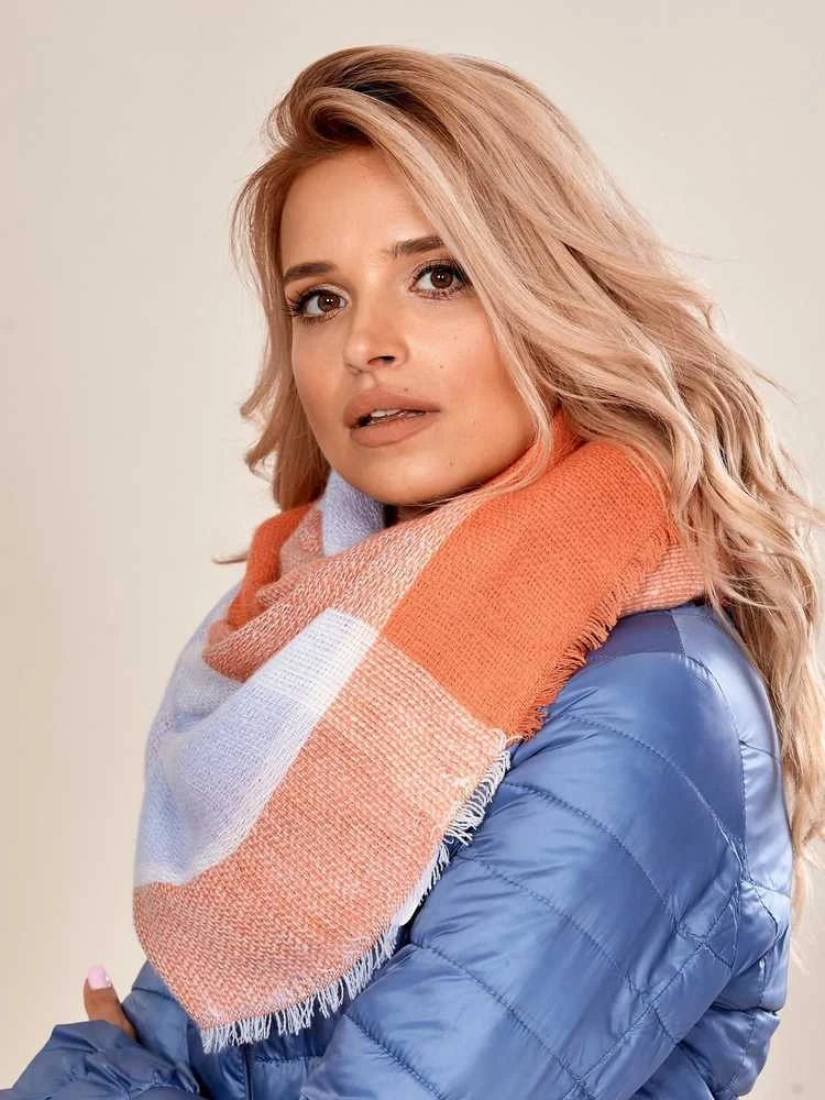 Oranžinės spalvos megztas moteriškas šalikas