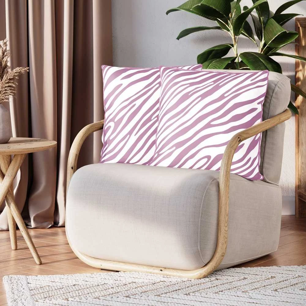 Dvi aksominės pagalvės su zebra raštu ant krėslo