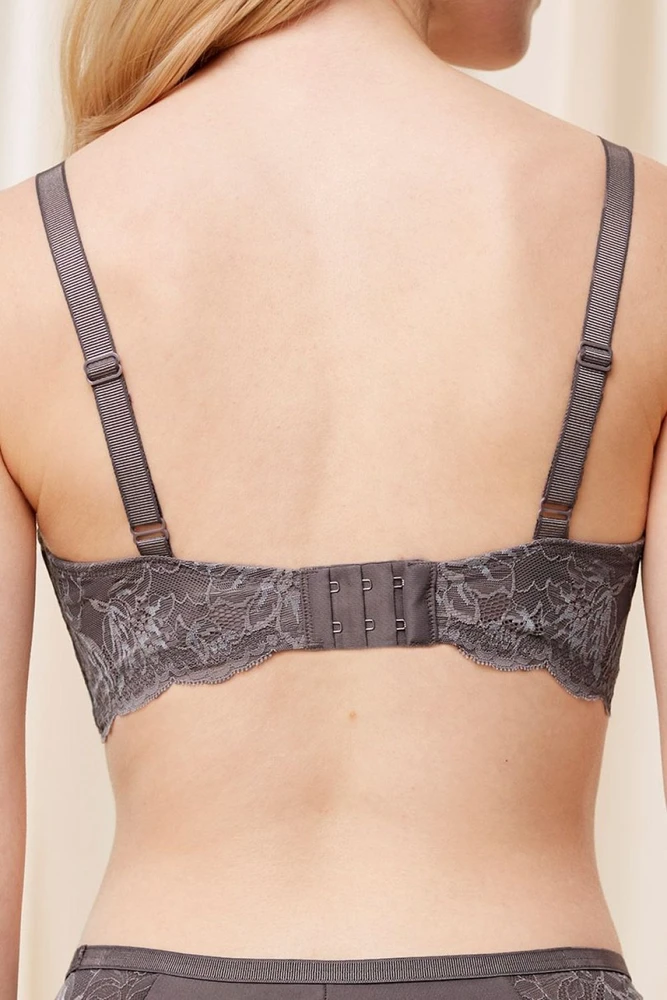 Pakietinta liemenėlė su nėrinių detalėmis Triumph