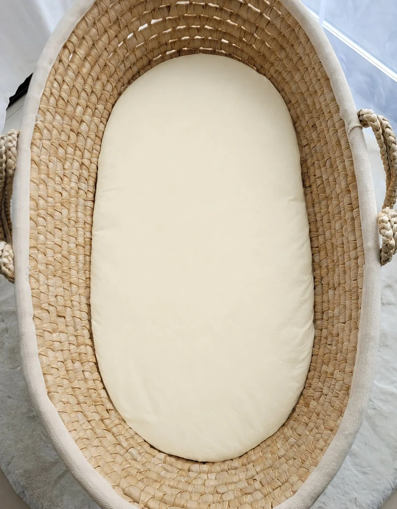 Paklodė su guma kūdikio vežimėliui ir Moses krepšiui 75 × 35 cm, kreminė