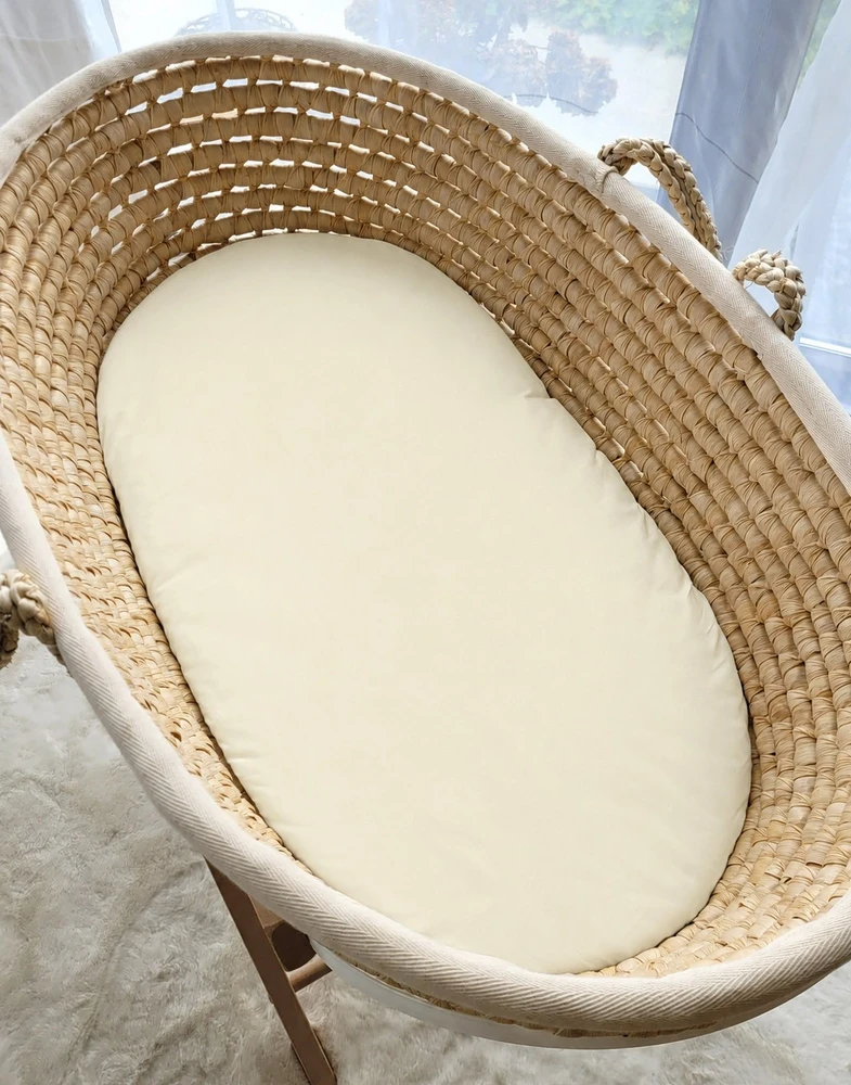 Paklodė su guma kūdikio vežimėliui ir Moses krepšiui 75 × 35 cm, kreminė