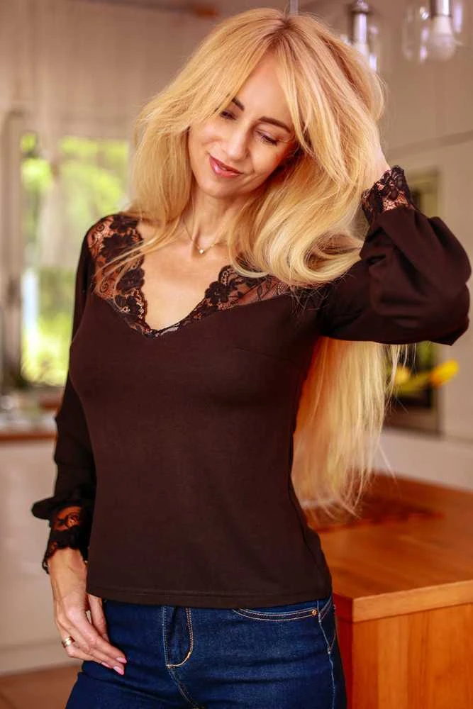 Palaidinė juoda su nėriniais ir ilgomis rankovėmis Mirale