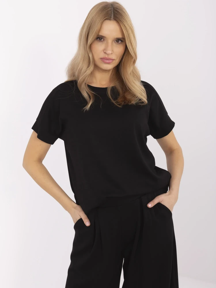 Juoda moteriška palaidinė – elegantiška ir patogi
