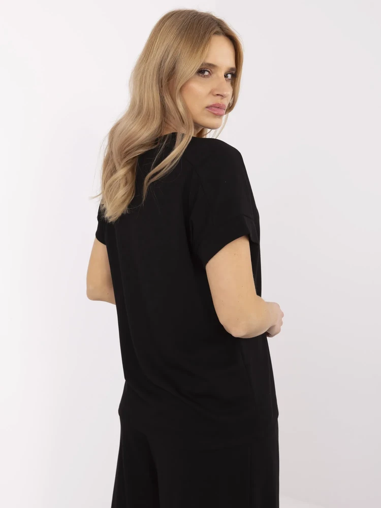 Juoda moteriška palaidinė – elegantiška ir patogi