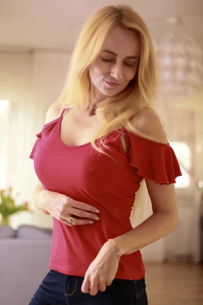 Palaidinė raudona su atviromis pečių linijomis ir tiulio rankovėmis Mirale