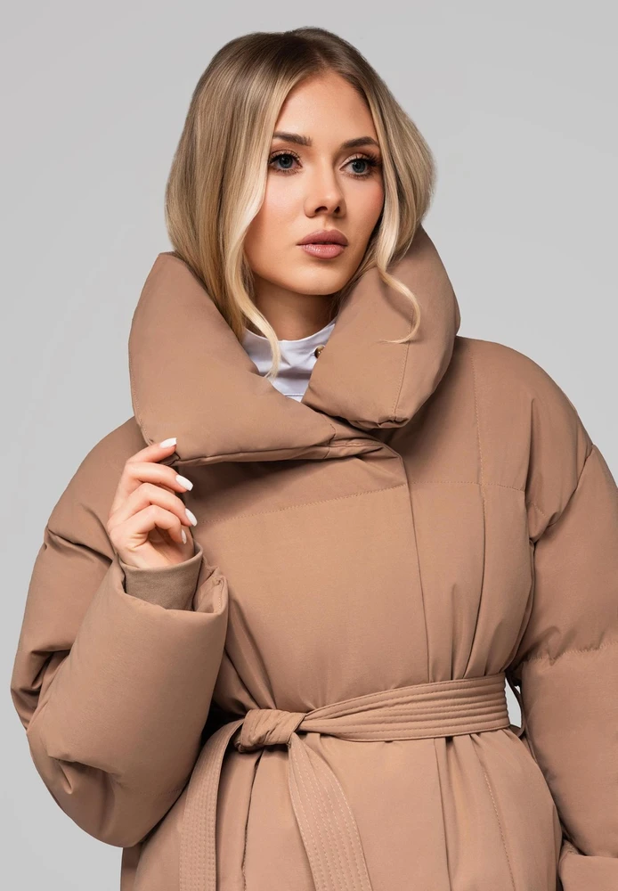 Paltas Larica smėlio spalvos su dvieile užsegimo linija – elegantiškas pasirinkimas