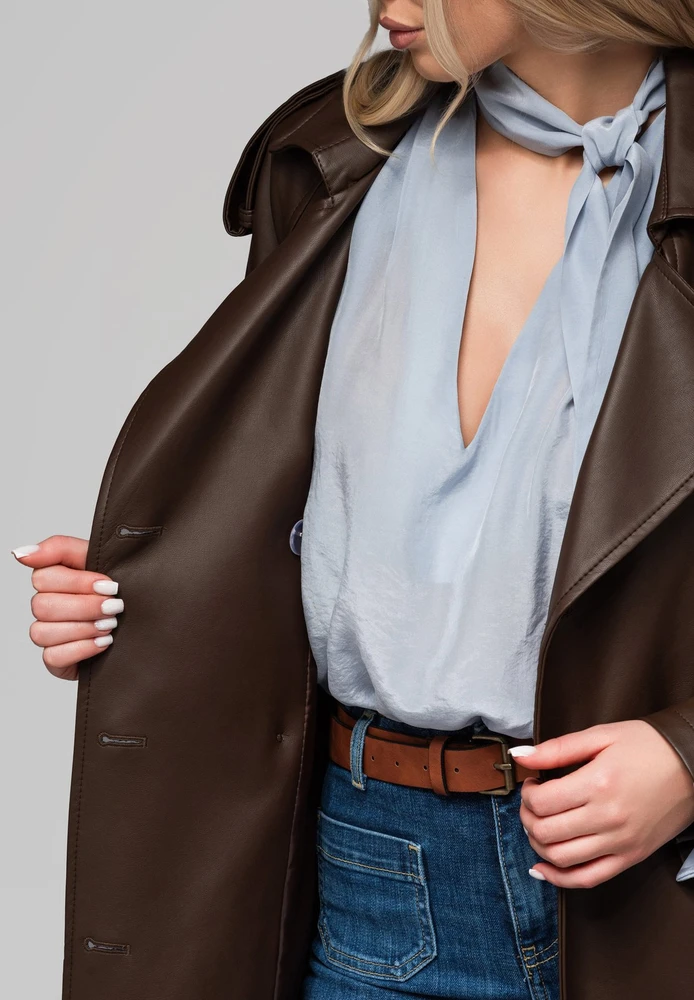 Paltas minimalistinis su nuimama liemene smėlio – elegantiškas pasirinkimas