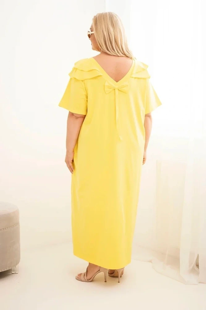 PAVADINIMAS: Moteriška Plus Size medvilninė suknelė su raukiniais ties pečiais, geltona APRAŠYMAS: Geltona Plus Size suknelė su raukiniais ties pečiais Geltona moteriška Plus Size suknelė yra ilgesnio, laisvesnio kirpimo, su V formos iškirpte