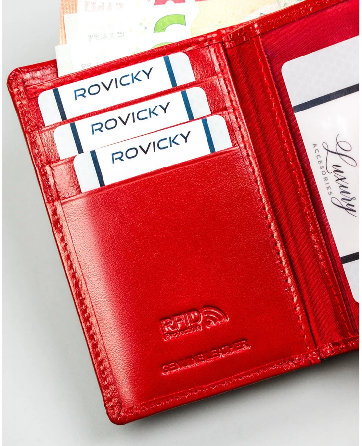 Pionowy portfel damski ze skóry naturalnej w czerwonym kolorze - Rovicky