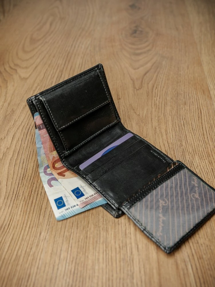 Pionowy portfel męski su gładkiej skóry naturalnej, ochrona RFID Stop - Pierre Andreus