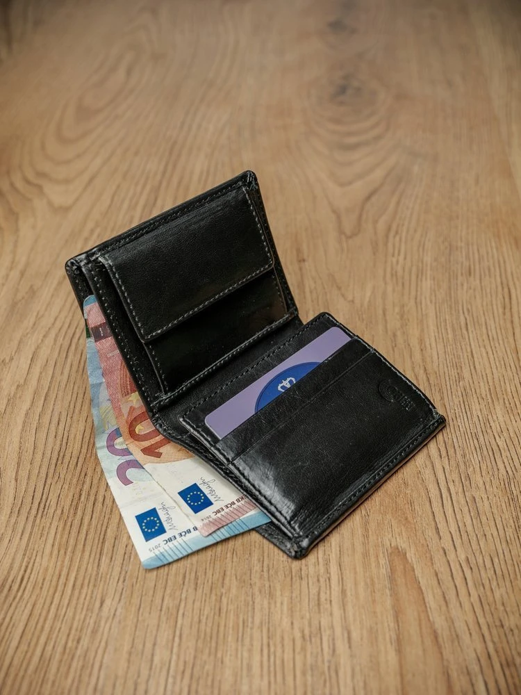 Pionowy portfel męski su gładkiej skóry naturalnej, ochrona RFID Stop - Pierre Andreus