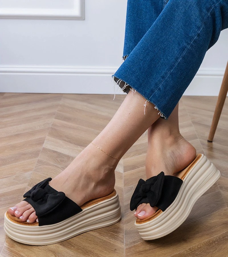 Platforminės juodos šlepetės su kaspinėliu moterims