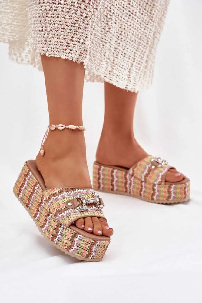 Platforminės margos šlepetės vasarai su sagtimi