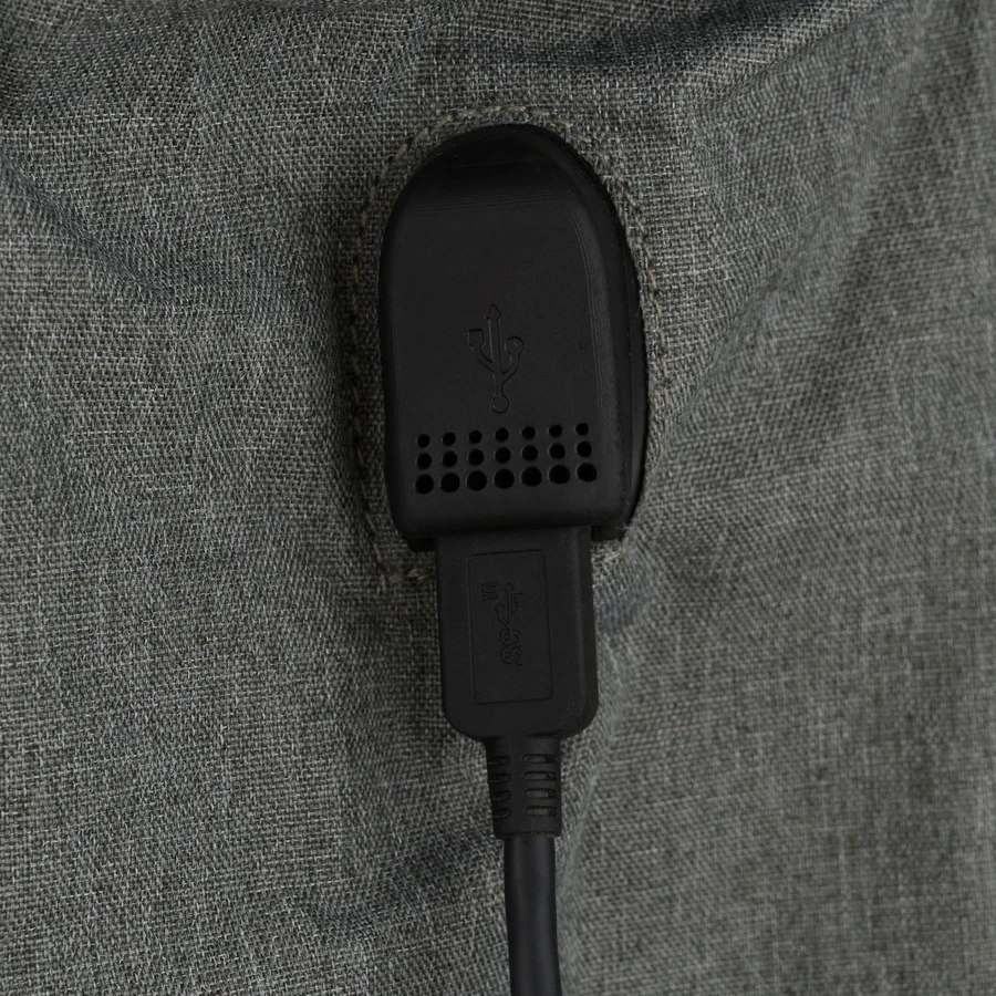 Pojemny plecak dla mamy wykonany su poliestru w szarym kolorze, wyposażony w port USB - Peterson