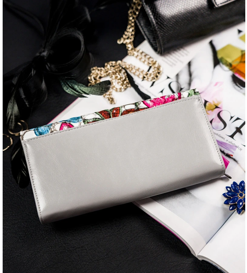 Poziomy portfel damski w wielokolorowe kwiaty uždaromas zatrzaskiem - 4U Cavaldi