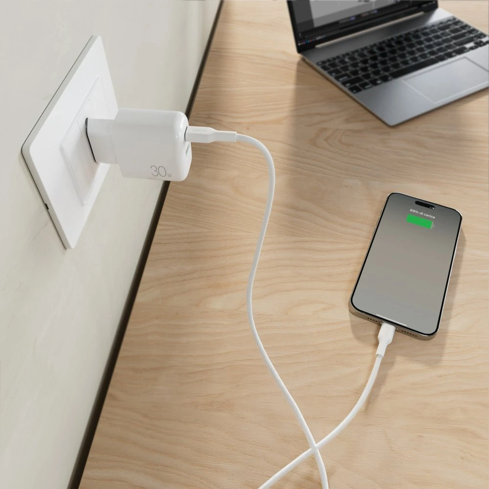 Puro PROLITE 30 W sieninis įkroviklis su USB-A ir USB-C jungtimis, baltas