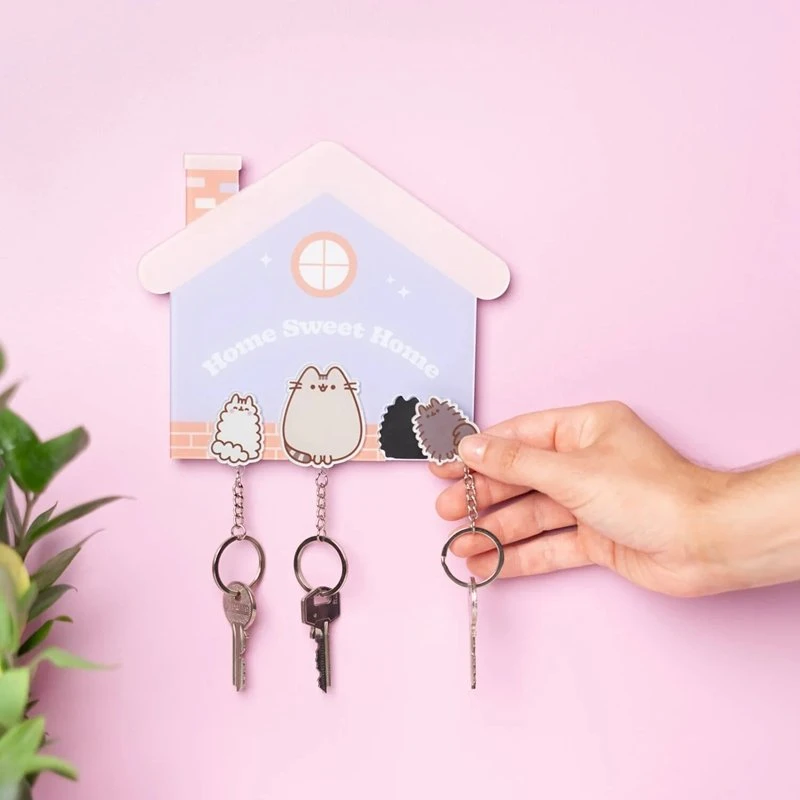 Pusheen magnetinė raktų kabykla su 3 pakabukais