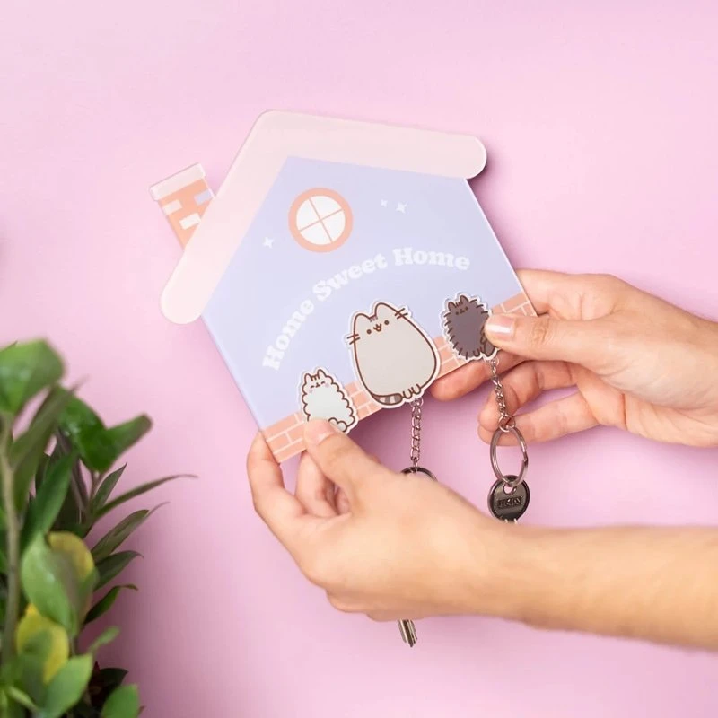 Pusheen magnetinė raktų kabykla su 3 pakabukais