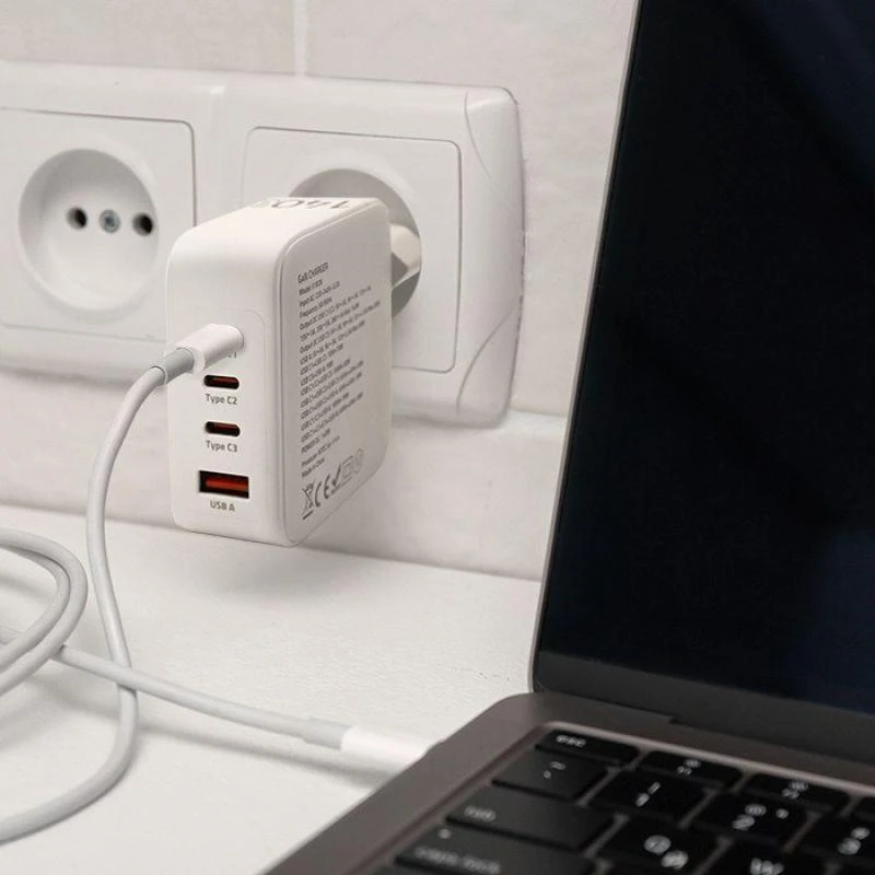 Adapteris Įkroviklis tinklo 140w gan 5-20v 2.5-5a 3 x usb-c pd 1 usb qc 3.0 baltas Qoltec