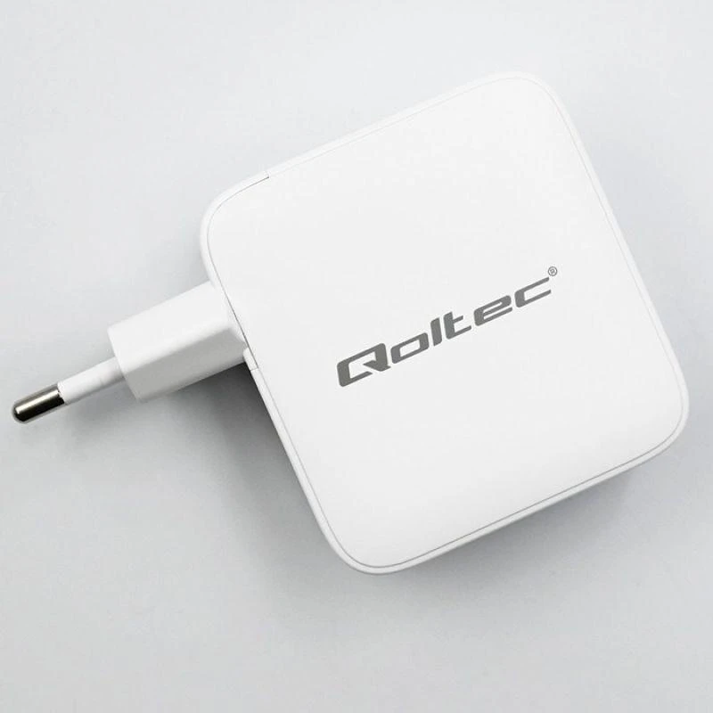 Adapteris Įkroviklis tinklo 140w gan 5-20v 2.5-5a 3 x usb-c pd 1 usb qc 3.0 baltas Qoltec