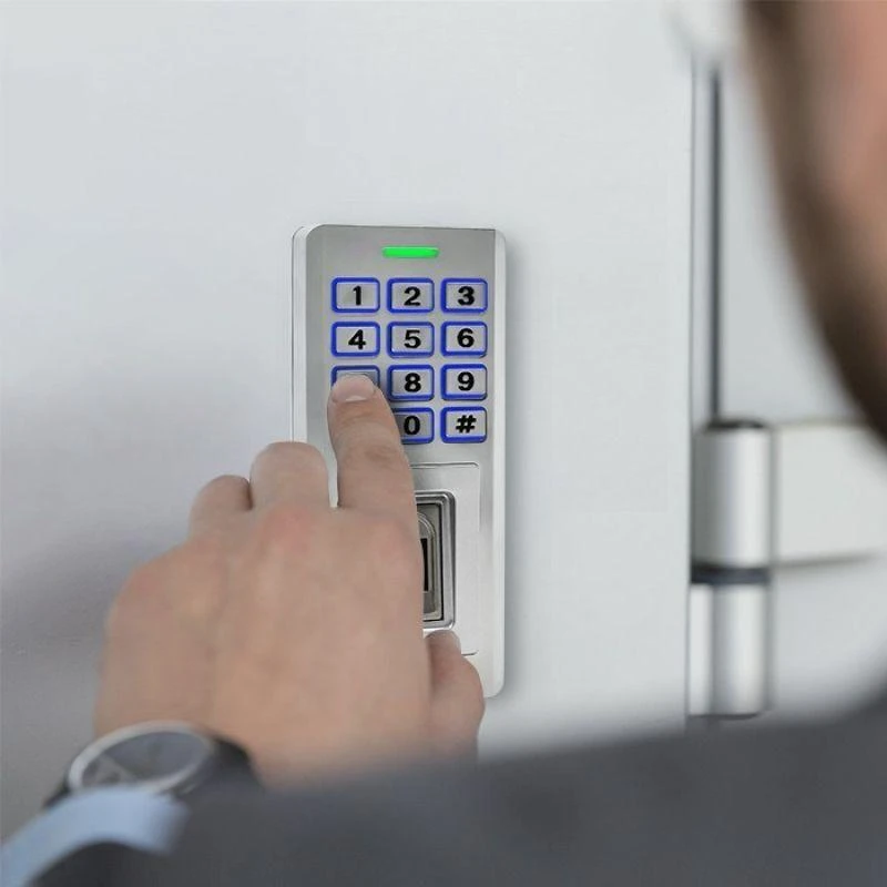 QOLTEC 52447 Kodinė spyna OBERON su pirštų atspaudų skaitytuvu RFID kodų kortelės rakto pakabukas durų skambutis IP68 EM