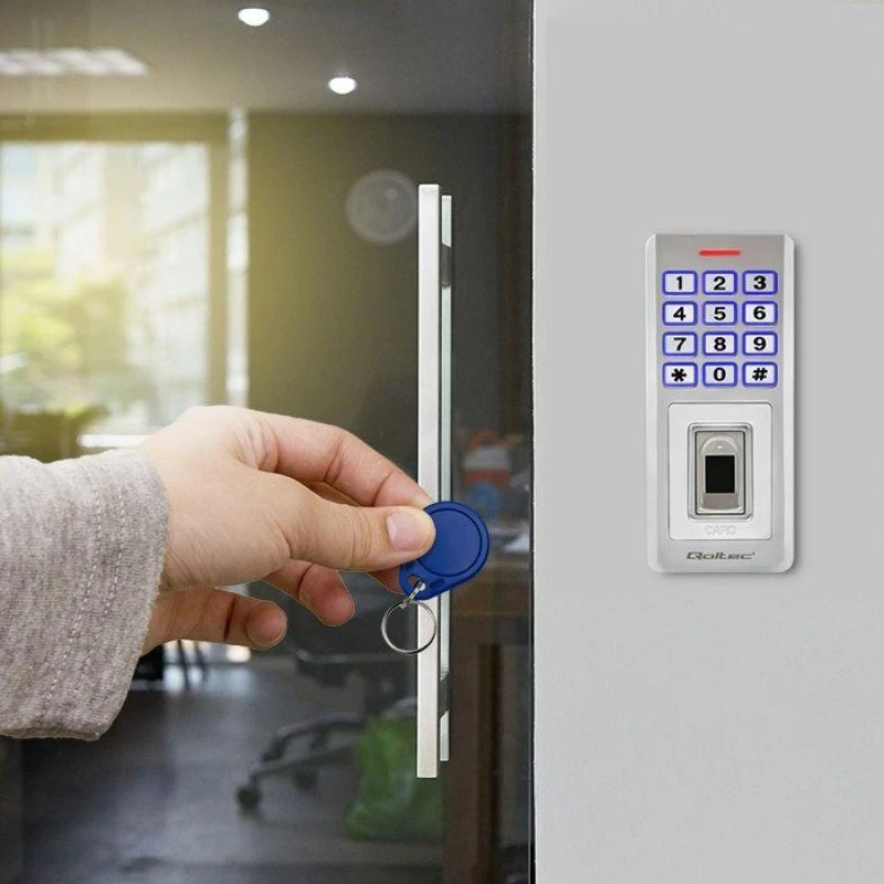 QOLTEC 52447 Kodinė spyna OBERON su pirštų atspaudų skaitytuvu RFID kodų kortelės rakto pakabukas durų skambutis IP68 EM
