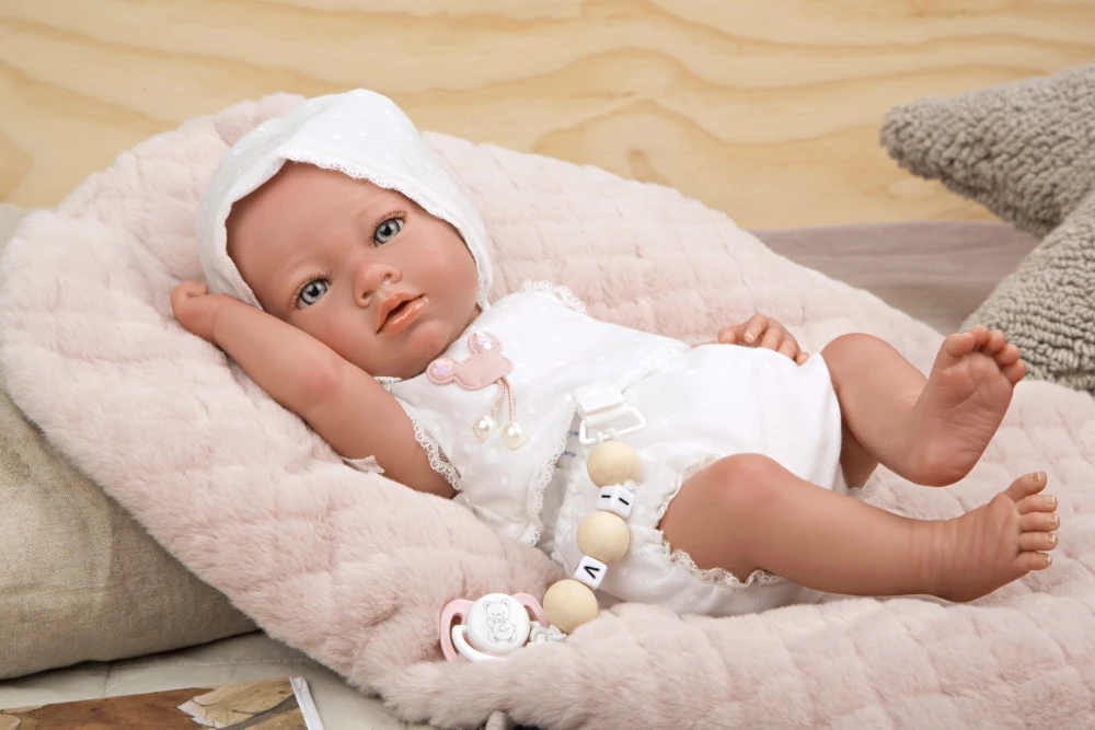 Munecas Arias Reborn lėlytė baltais rūbeliais, mergaitė, 38 cm