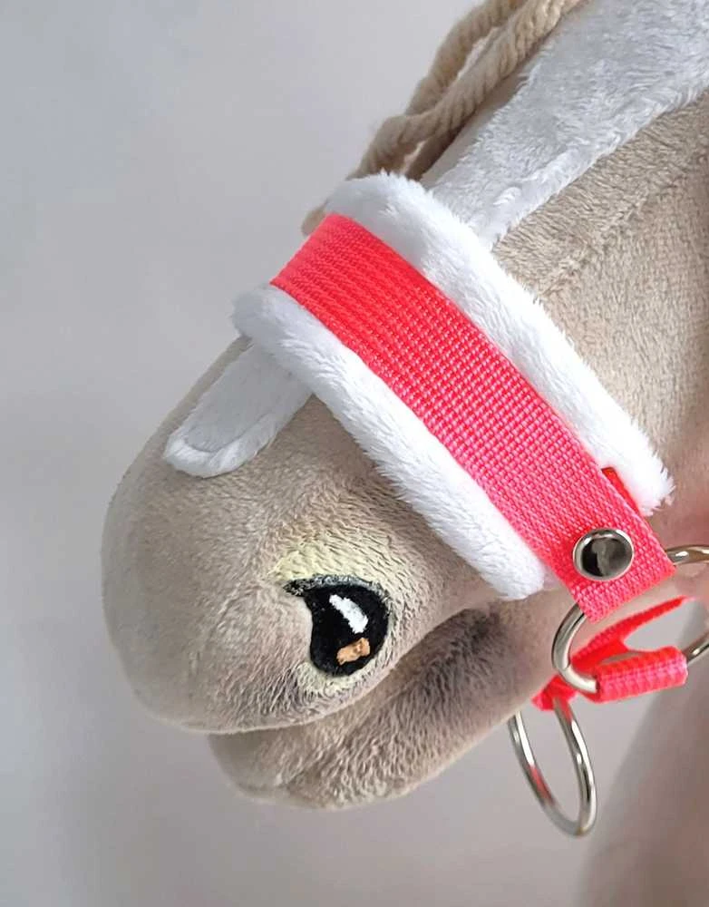 Super Hobby Horse Reguliuojamas kantaras hobi arkliukui – neoninis rožinis su balta pūkine apdaila