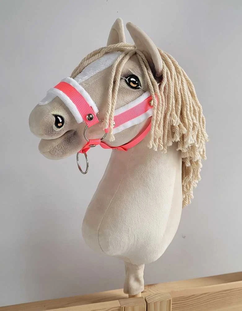 Super Hobby Horse Reguliuojamas kantaras hobi arkliukui – neoninis rožinis su balta pūkine apdaila