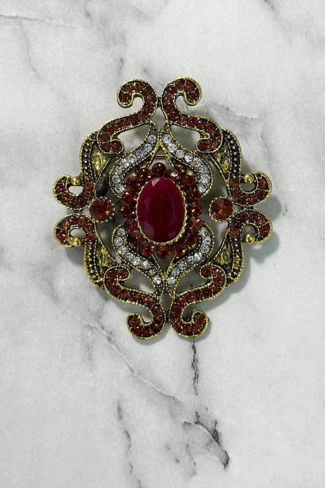 Sagė su raudona ir aukso spalvos detalėmis