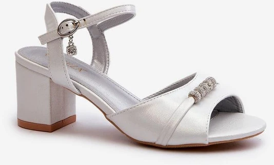 Sandalai su kulnu