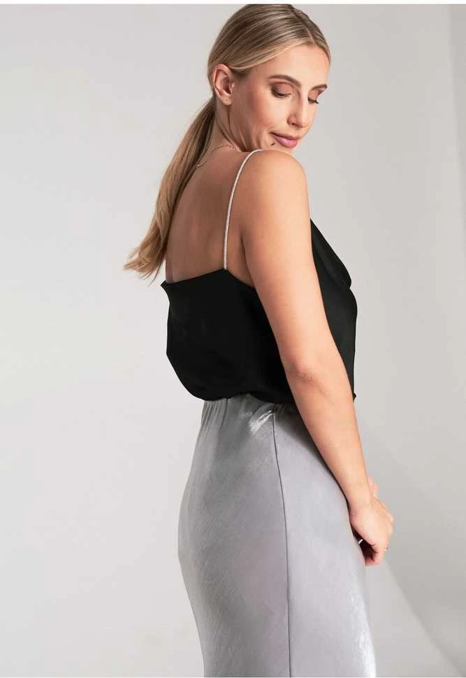 Satininė juoda palaidinė su plonomis petnešėlėmis Figl