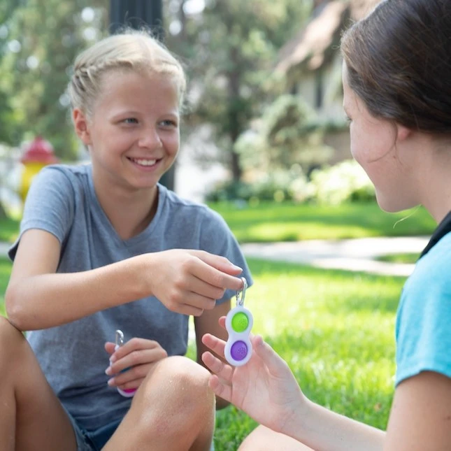 Fat Brain Toys Sensorinis žaislas - raktų pakabukas „Simpl Dimpl“ (įvairių spalvų)