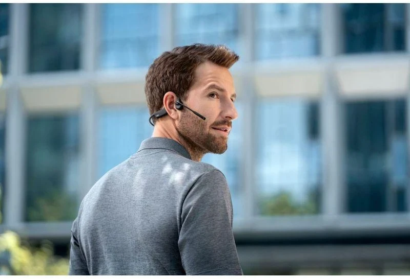 SHOKZ OpenComm2 UC 2025 atnaujintos belaidės Bluetooth kaulų laidumo vaizdo konferencijų ausinės su USB-C įkrovimo prievadu ir USB-C adapteriu | 16 val. pokalbių laiko, 29 m belaidžio ryšio atstumas, 1 val. įkrovimo laikas | Pridėtas triukšmą slopinantis mikrofono kotas ir dongle, juoda