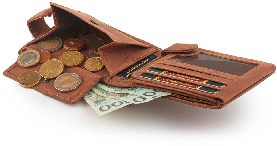 Odinė piniginė turi užsegimą ir RFID kortelės apsaugą. Petersonas