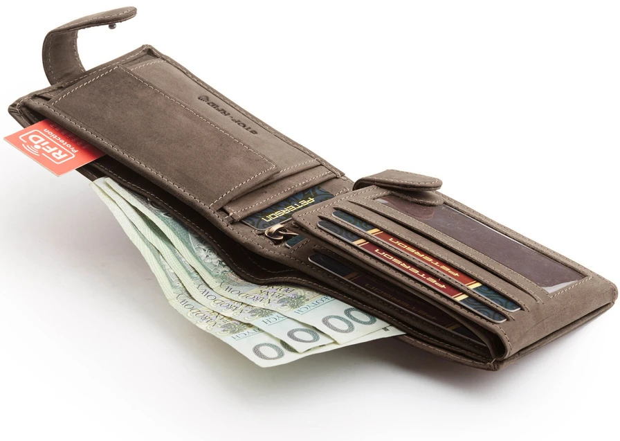 Odinė piniginė turi užsegimą ir RFID kortelės apsaugą. Petersonas