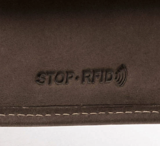 Odinė piniginė turi užsegimą ir RFID kortelės apsaugą. Petersonas