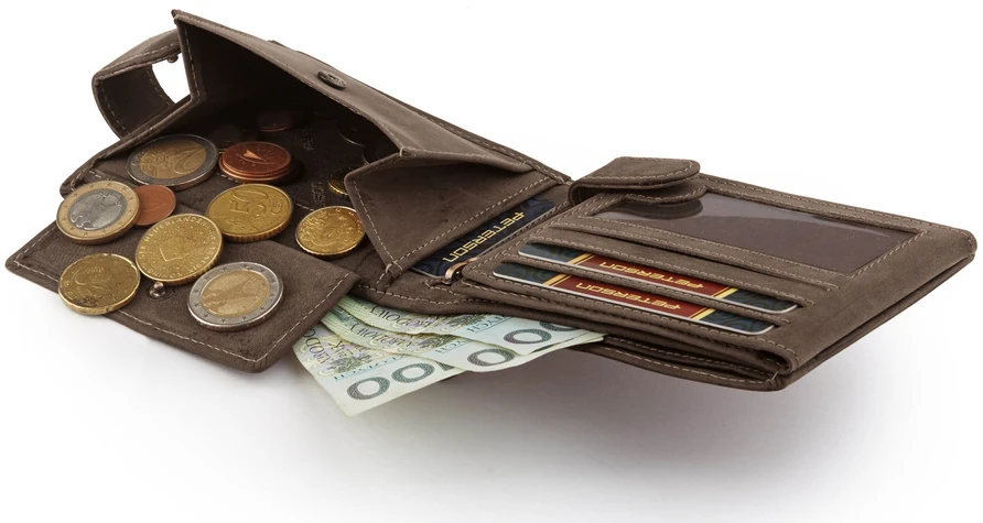 Odinė piniginė turi užsegimą ir RFID kortelės apsaugą. Petersonas