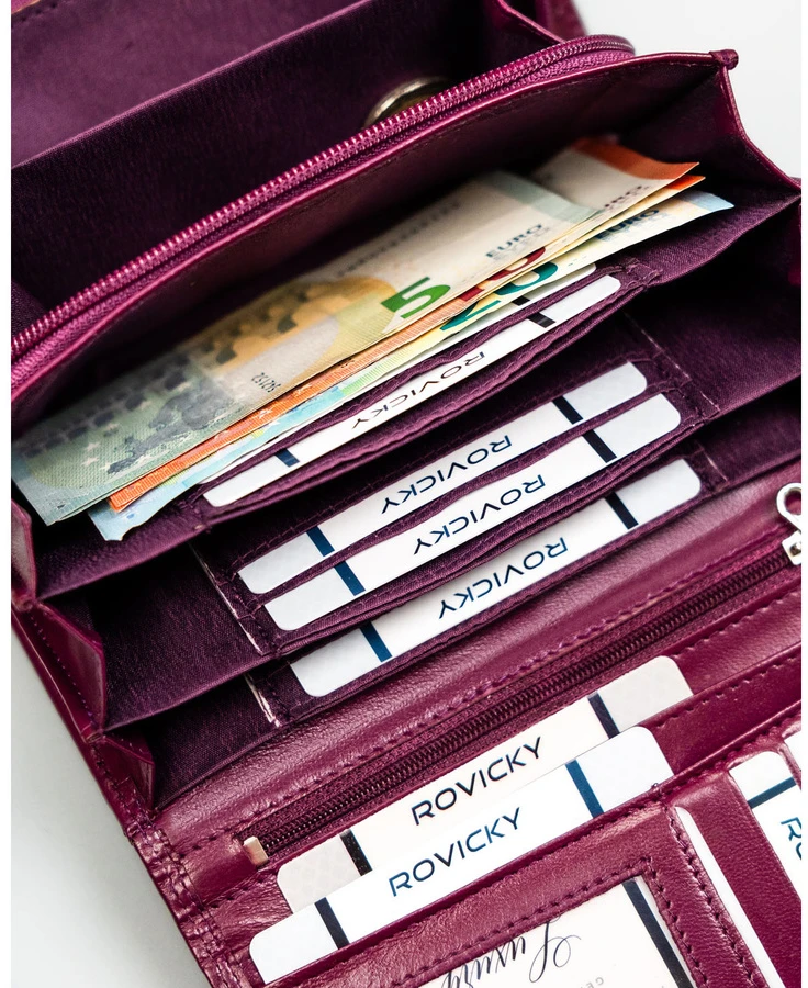 Skórzany portfel damski w fioletowym kolorze wyposażony w system RFID - Rovicky