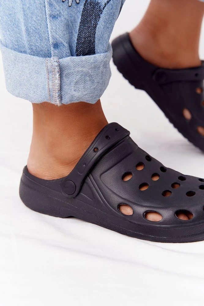 Šlepetės juodos ventiliuojamos su dirželiu Ideal Shoes