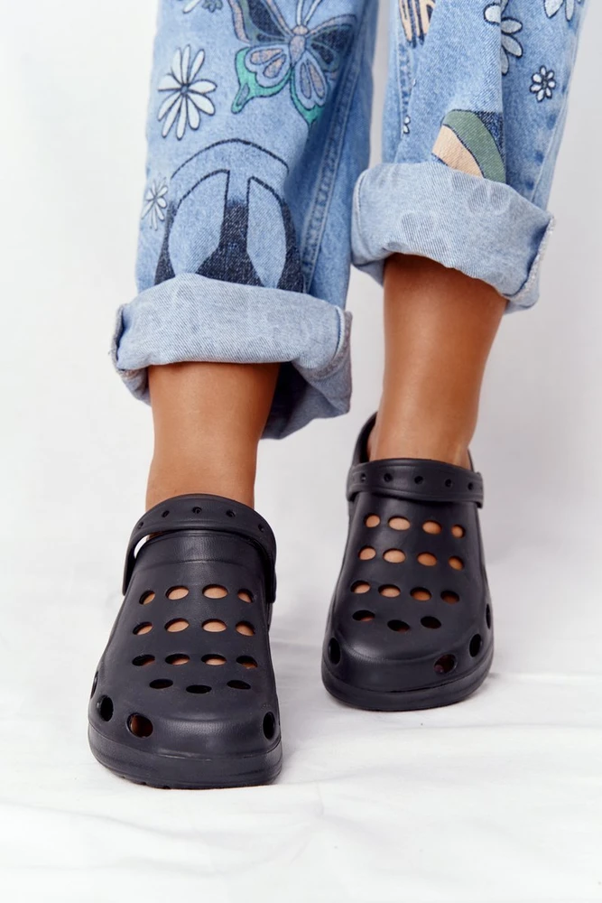 Šlepetės juodos ventiliuojamos su dirželiu Ideal Shoes